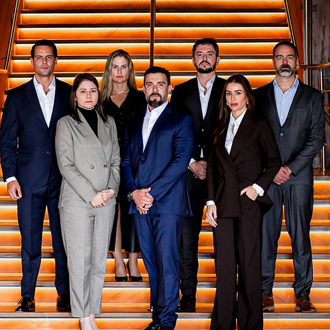 Equipe do Lima Advogados reunida em uma escada iluminada